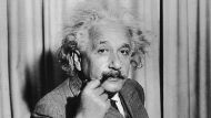 За существенные 2,89 миллиона долларов США - почти вдвое больше, чем ожидали организаторы аукциона - было продано «письмо о Боге», написанное от руки Альбертом Эйнштейном