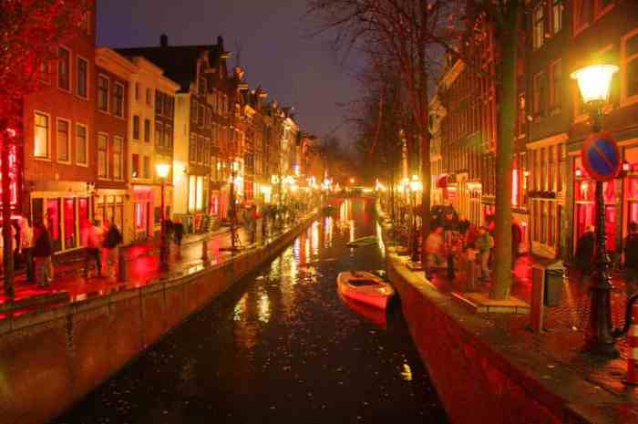 Такой же крутой город, как Амстердам, вероятно, он известен двумя вещами: проститутками (легальными) и марихуаной (   несмотря на то, что вы, возможно, слышали - незаконно   )