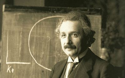 По словам Christie's, рукописное письмо Альберта Эйнштейна о его мыслях о Боге, религии и его поиске смысла было продано почти за 3 миллиона долларов на аукционе в Нью-Йорке во вторник